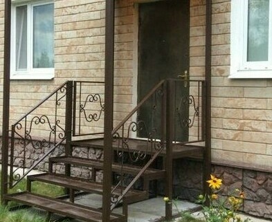 металлическое крыльцо с козырьком