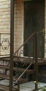 металлическое крыльцо с козырьком